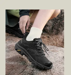 Chaussure de sport outdoor avec semelle en caoutchouc robuste sur terrain rocheux de randonnée