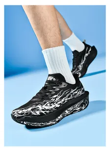 Vista en pies de zapatillas negras con texturas de llamas blancas sobre suelas gruesas