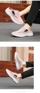 Dettaglio scarpa da camminata in mesh rosa con cinturino in velcro e suola spessa antiscivolo