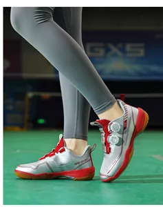 Détail de chaussures de sport pro avec double boucle rotative et texture en maille rouge