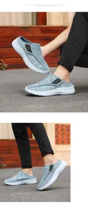 Dettaglio di scarpe slip-on in tessuto traspirante con suole bianche spesse in cammino
