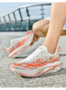Primer plano de zapatillas blancas con motivos de llamas naranjas y tejido de malla