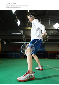 Vue détaillée des chaussures de badminton argentées avec système de laçage rotatif rapide