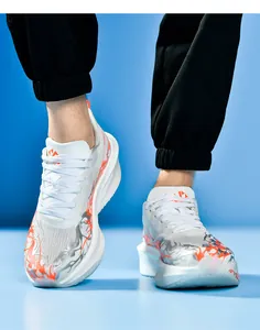 Zapatillas de running en malla blanca con llamas naranjas y suela gruesa puestas en pie