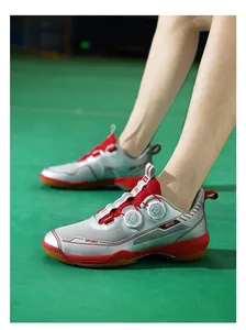 Vue latérale de chaussures de sport avec double bouton rotatif et semelle en gomme