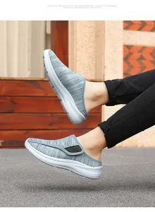 Dettaglio della tomaia in maglia grigio-azzurra traspirante e cinturino in velcro sul sabot