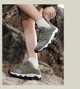 Détail de chaussures de randonnée légères avec mesh respirant et semelles robustes