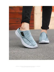 Dettaglio di scarpe da camminata in maglia blu con tessuto traspirante e suola bianca su uomo