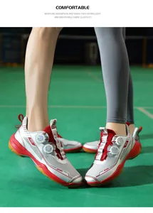 Gros plan sur chaussures de badminton avec maille respirante et système de laçage rotatif