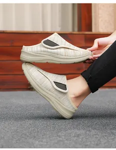 Dettaglio del tessuto beige intrecciato e del cinturino in velcro sulle scarpe mocassini casual