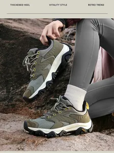 Détail de chaussures de randonnée vert armée avec bout anti-choc et semelle crantée