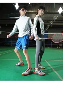 Détails de chaussures de badminton pro avec système à boucle rotative et vêtements de sport