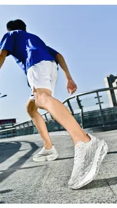 Toma dinámica de zapatillas de correr blancas transpirables con textura en plaza exterior