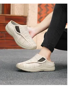 Dettaglio scarpa da camminata in mesh beige con chiusura a strappo e suola spessa in EVA