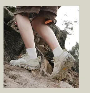 Vue détaillée de la semelle antidérapante de chaussures de randonnée lors d'une escalade