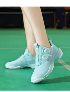 Détail de chaussures de badminton bleu clair avec système de laçage à double molette