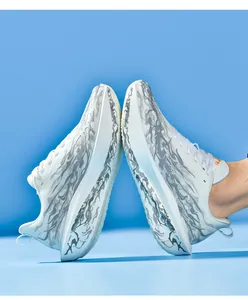 Detalle del tejido de malla blanca y textura de llama gris en las zapatillas deportivas