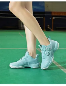 Gros plan d'une chaussure de sport bleu clair avec système de boucle rotative sur un terrain