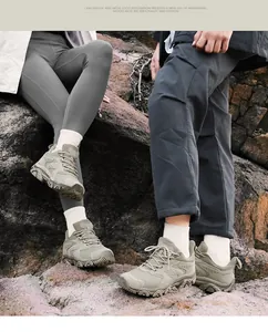 Détail de chaussures de randonnée robustes avec maille respirante et semelles crantées