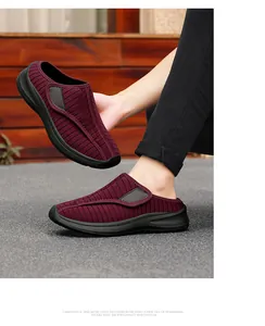 Dettaglio di scarpe da camminata bordeaux in tessuto traspirante con chiusura a velcro