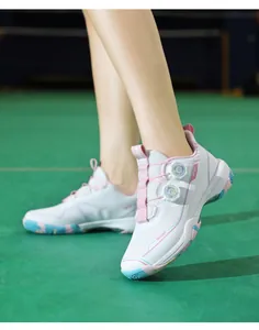 Détail d'une chaussure de sport avec système de laçage rotatif et tige en maille respirante