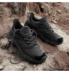 Gros plan sur des chaussures de randonnée noires légères avec mesh respirant et semelles antidérapantes