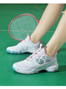 Détail des boucles rotatives doubles et de la maille sur chaussures de sport blanches