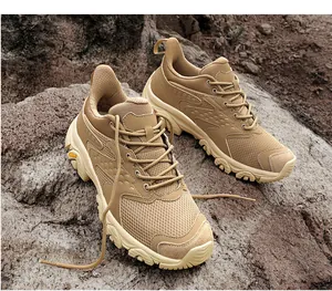 Gros plan de chaussures de trekking kaki avec maille respirante et semelles antidérapantes