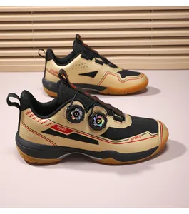 Détail de chaussures de sport avec maille respirante et double système de serrage rotatif