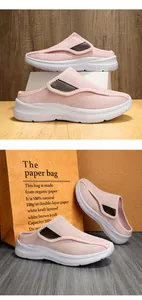 Dettaglio di sneaker sabot in mesh rosa con cinturino in velcro su suola bianca