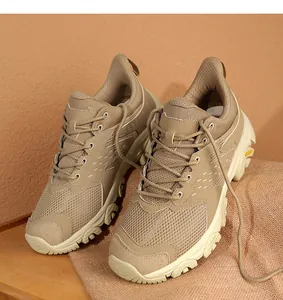Détail de chaussures de randonnée kaki avec mesh respirant et protection renforcée aux orteils