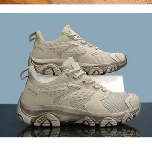 Détail des chaussures de sport extérieur légères avec tige en mesh et semelle robuste