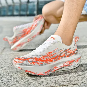 Zapatillas blancas casuales con diseño de llamas naranjas y suelas gruesas para deporte
