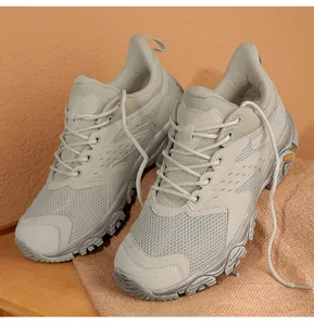 Détail de chaussures de randonnée gris clair avec mesh respirant et semelle antidérapante