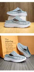 Dettaglio scarpa in maglia celeste con cinturino in velcro in pelle e suola spessa bianca