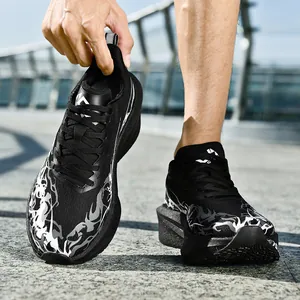 Zapatillas de running de malla negra con patrón de llamas blancas y suela gruesa
