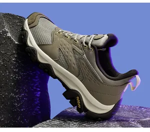 Détail de chaussures de randonnée avec mesh respirant et semelles en caoutchouc crantées