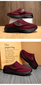 Dettaglio di scarpa bordeaux che mostra il tessuto a righe e la chiusura a strappo marrone