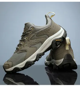 Détail de chaussures de randonnée avec mesh respirant et semelle en caoutchouc antidérapante