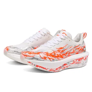 Zapatillas de running blancas con malla y llamas naranjas con suela gruesa mixtas