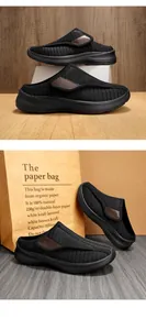 Dettaglio scarpe da camminata nere traspiranti con velcro e suola in gomma spessa
