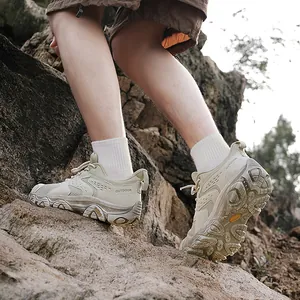 Chaussures de randonnée beiges classiques avec semelles en caoutchouc pour l'alpinisme