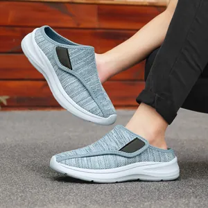 Scarpe sabot da uomo in mesh traspirante azzurro con suole sportive bianche spesse