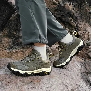 Chaussures de randonnée légères vert armée pour hommes et femmes sur terrain rocheux