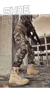 Détail de bottes tactiques sable avec tissu camouflage et système de laçage rotatif rapide