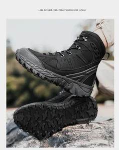 Detail van hoge tactische wandelschoenen met slipvrije rubberen zolen voor ruig buitenterrein