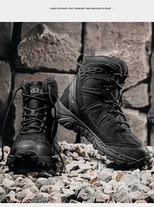 Detailweergave van zwarte tactische wandelschoenen op een ruige rotsachtige achtergrond