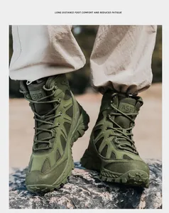Detailweergave van de militaire groene tactische wandelschoenen met diep rubberen profiel
