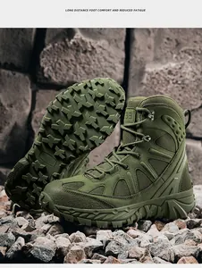 Detail van legergroene tactische wandelschoen met antislip rubberen zool op rotsen