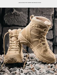 Detail van kaki tactische wandelschoenen met robuuste rubberen zolen op stenen